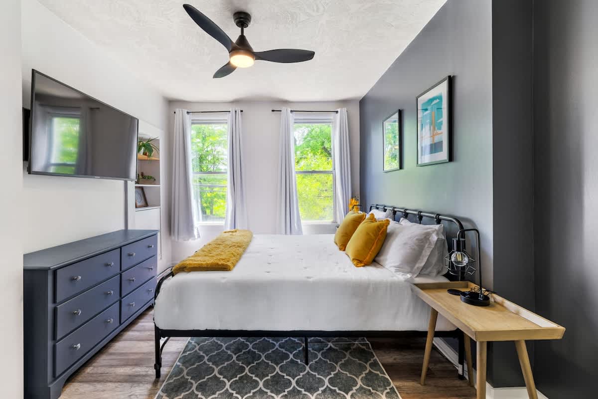 King Bed Retreat w Hot Tub