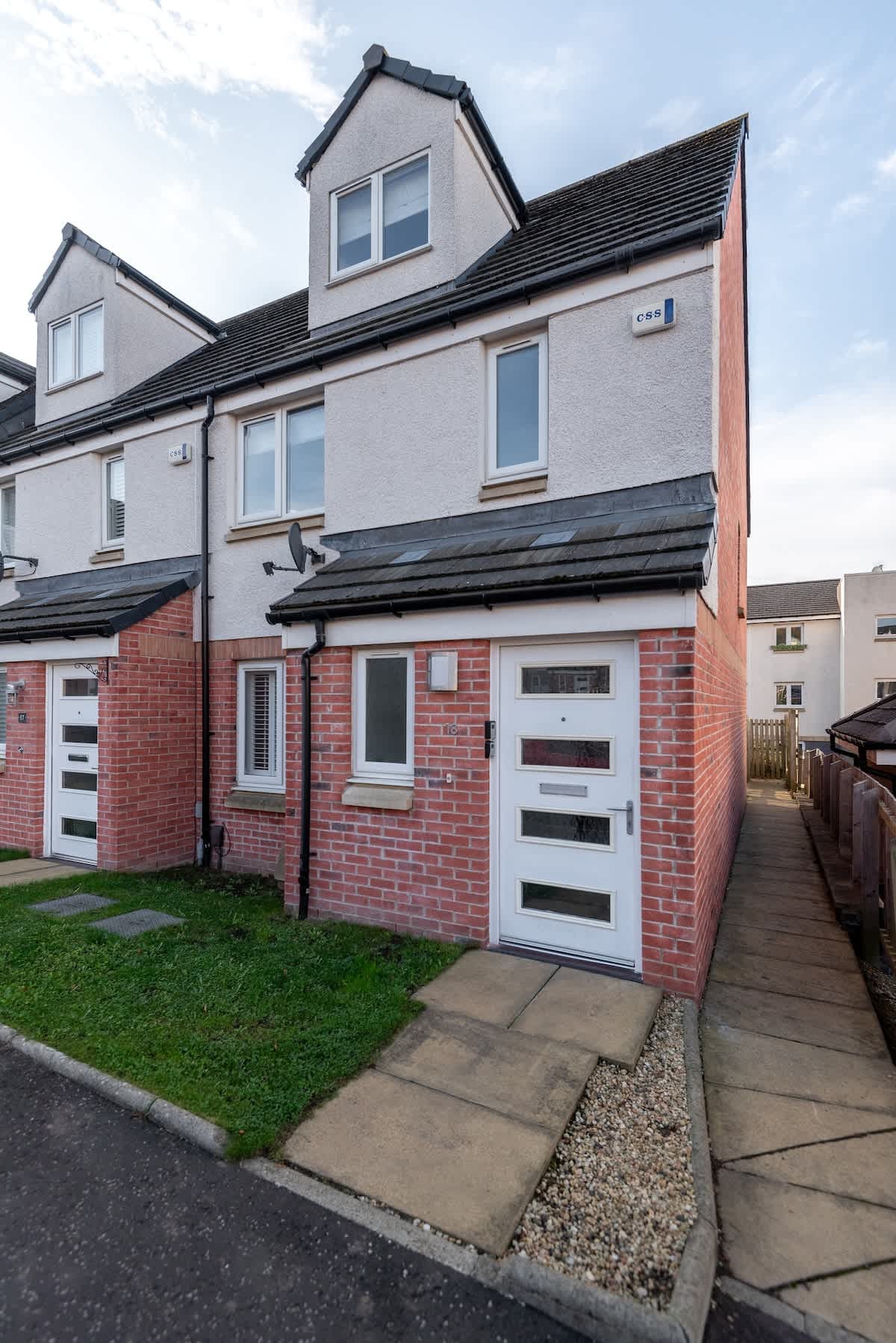 4 Bedroom House - Free Parking