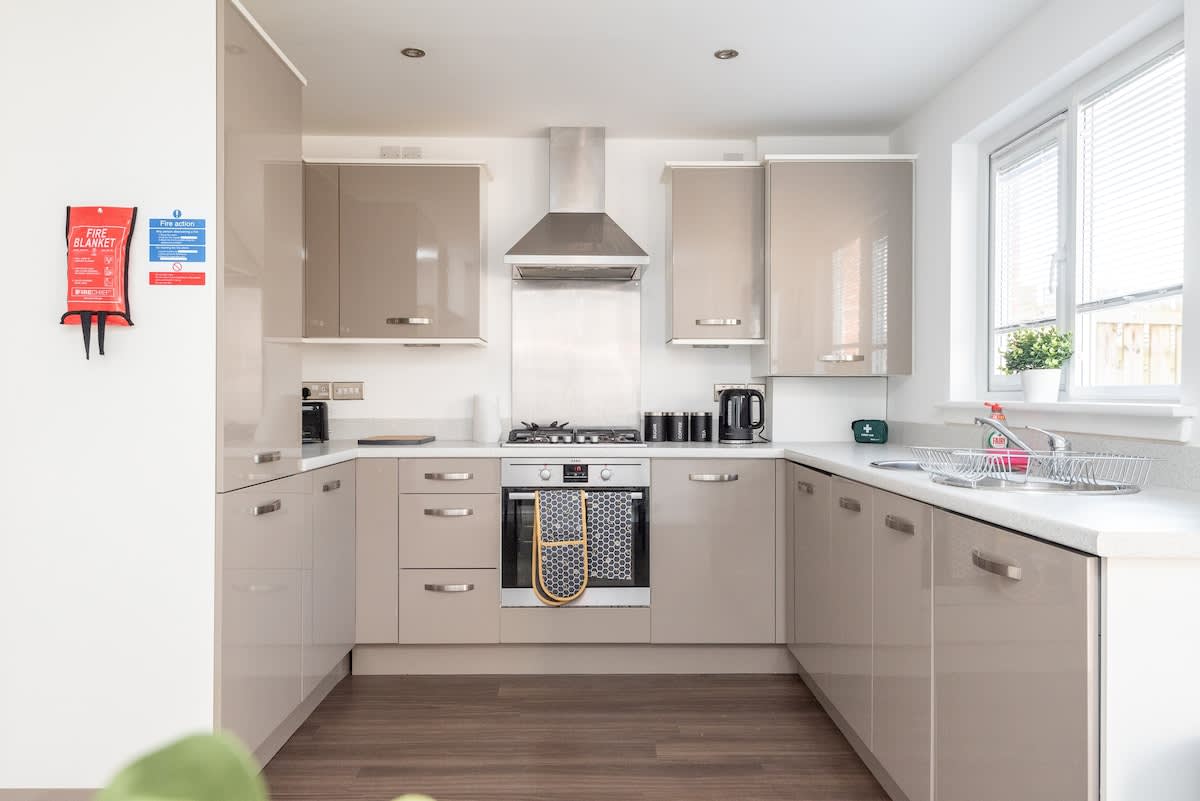 4 Bedroom House - Free Parking