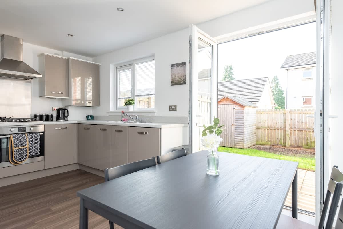 4 Bedroom House - Free Parking