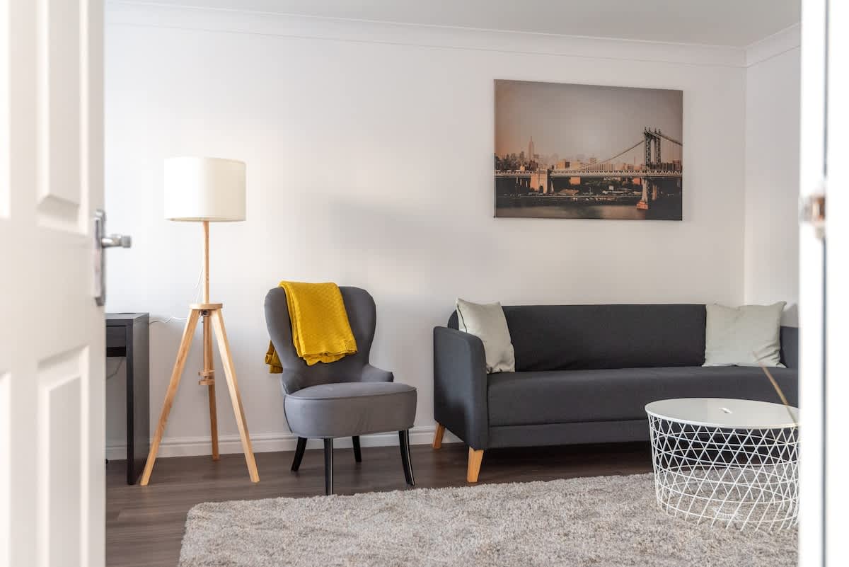 4 Bedroom House - Free Parking