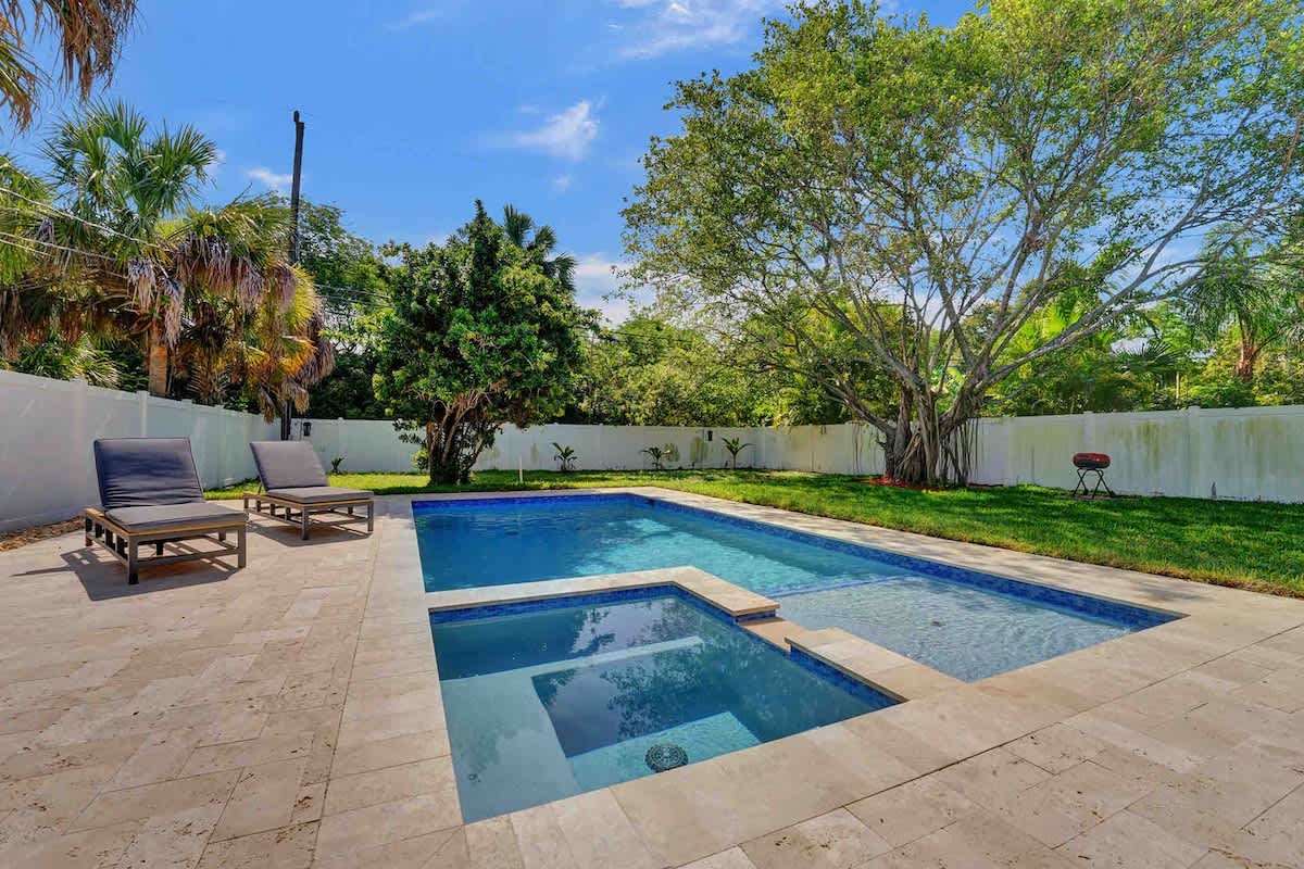 Heated Saltwater Pool & Hot Tub! 3 Bedroom Gem - Foto 1