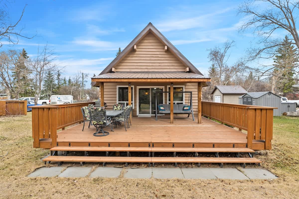 Charming Cabin Retreat With Spacious Backyard - Serene Lakeside Escape - Canadá