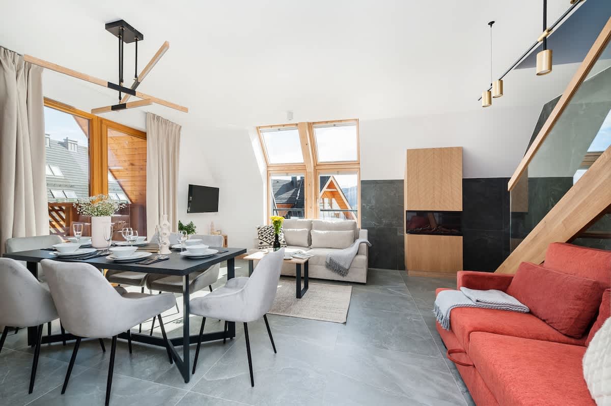 Duplex with Terrace & Stunning Mountain View – E21