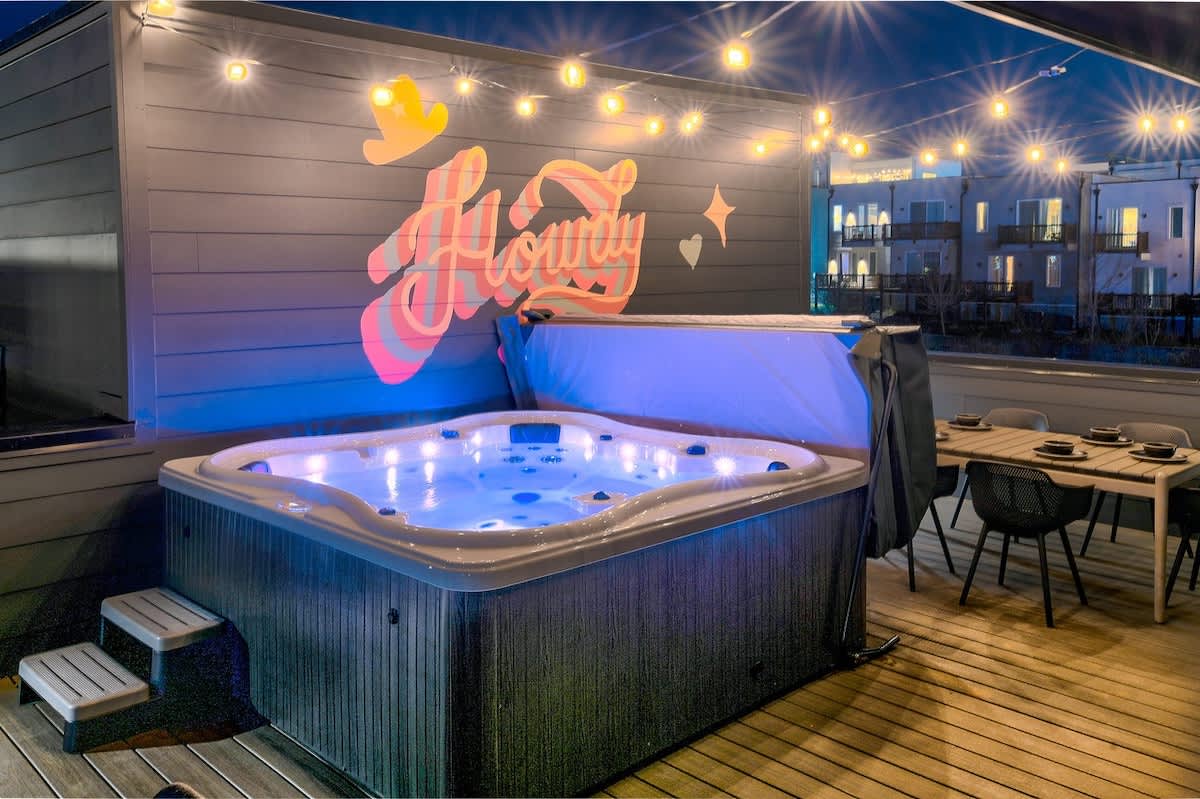 Howdy Nashville Home - 11 Beds, Rooftop & Hot Tub! — Nashville, TN — vacation rental