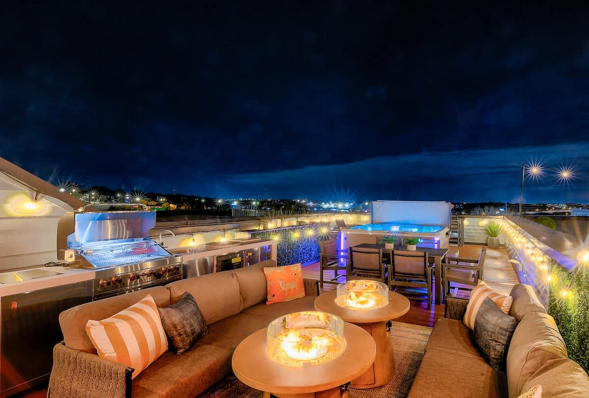 Pool- Hot Tub- Bar! Rooftop Fire Pit 9 Beds — Nashville, TN — vacation rental