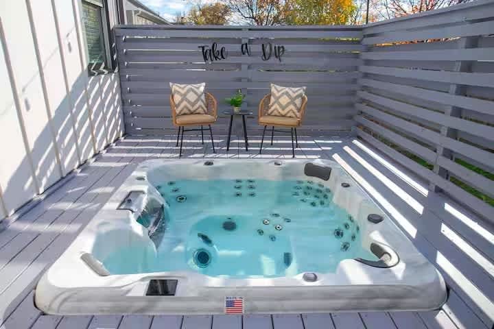 Get Cozy! Hot Tub & Indoor Fireplace| Sleeps 12+ — Nashville, TN — vacation rental