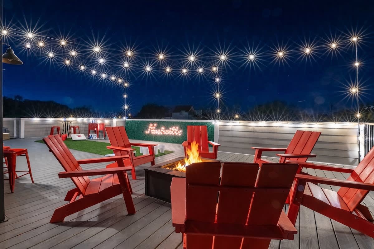 Downtown Luxe 4BR | Rooftop Fire Pit! | 8 Beds! — Nashville, TN — vacation rental
