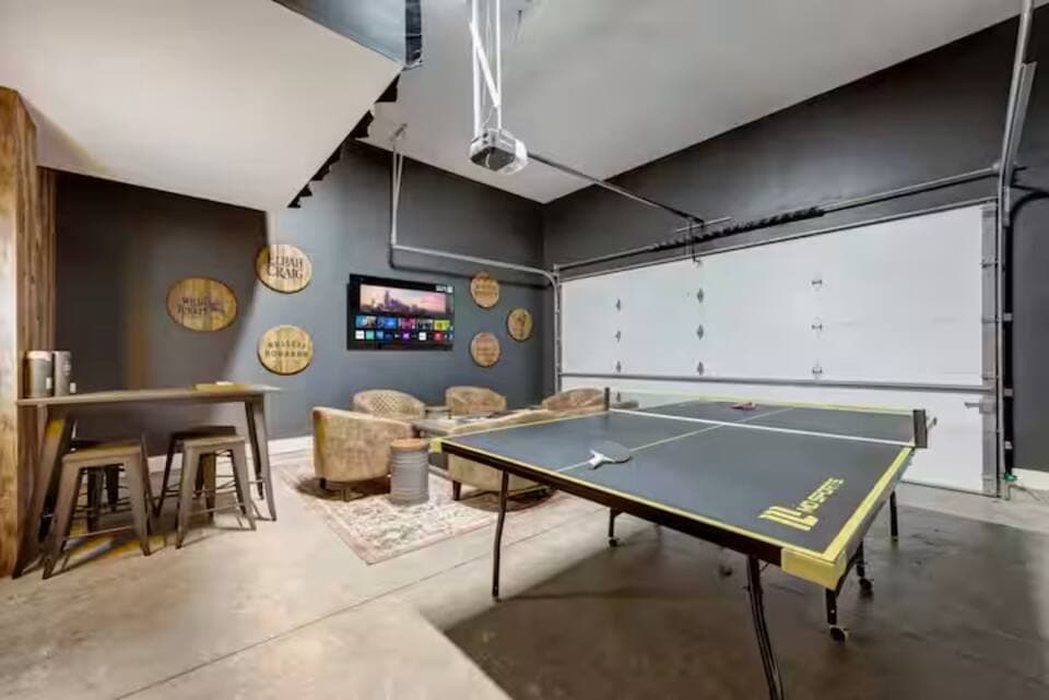 Huge DT 4BR Party House! 9 Beds! Private Hot Tub! — Nashville, TN — vacation rental