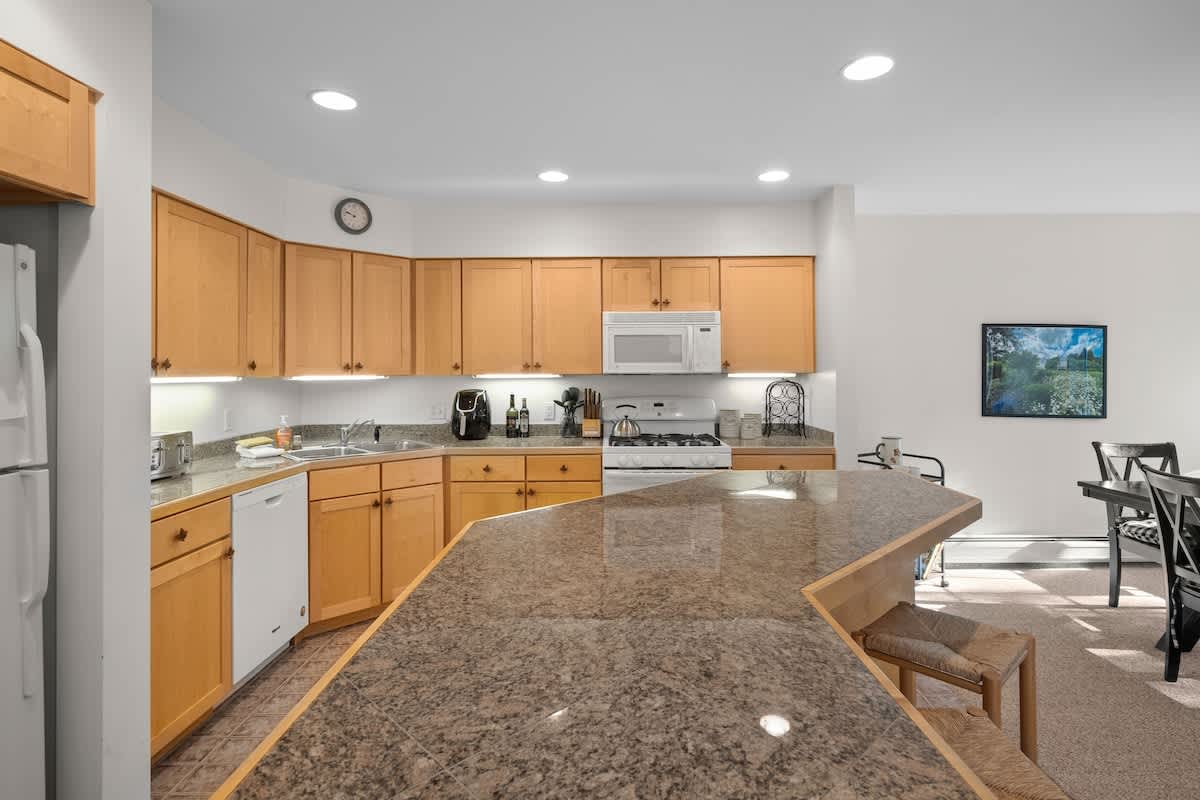 Kingswood Retreat Shuttle to Mt Snow w Fireplace | Photo 10