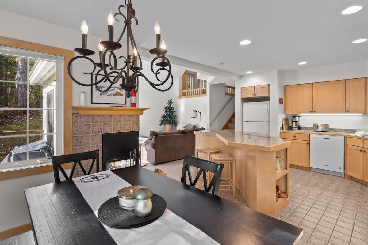 Kingswood Retreat Shuttle to Mt Snow w Fireplace | Photo 3