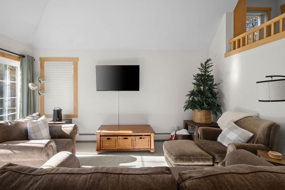 Kingswood Retreat Shuttle to Mt Snow w Fireplace | Photo 5