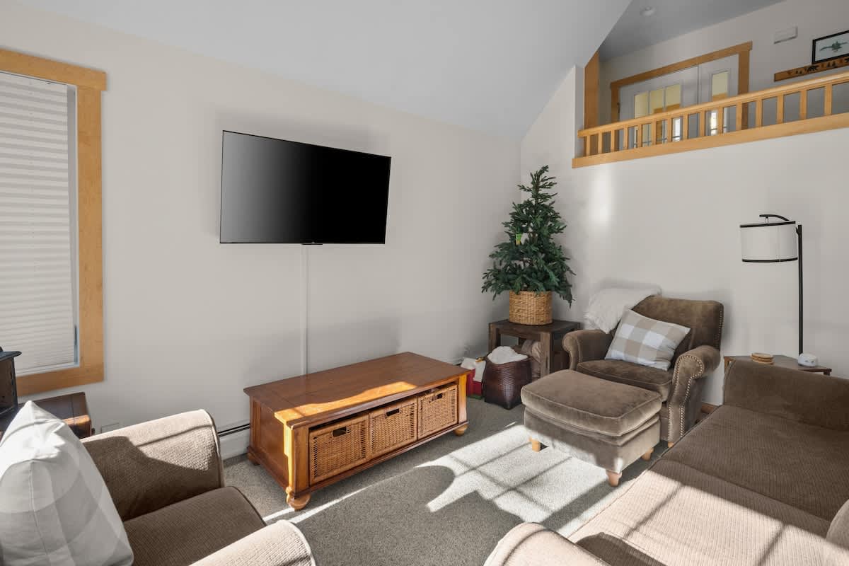 Kingswood Retreat Shuttle to Mt Snow w Fireplace | Photo 14