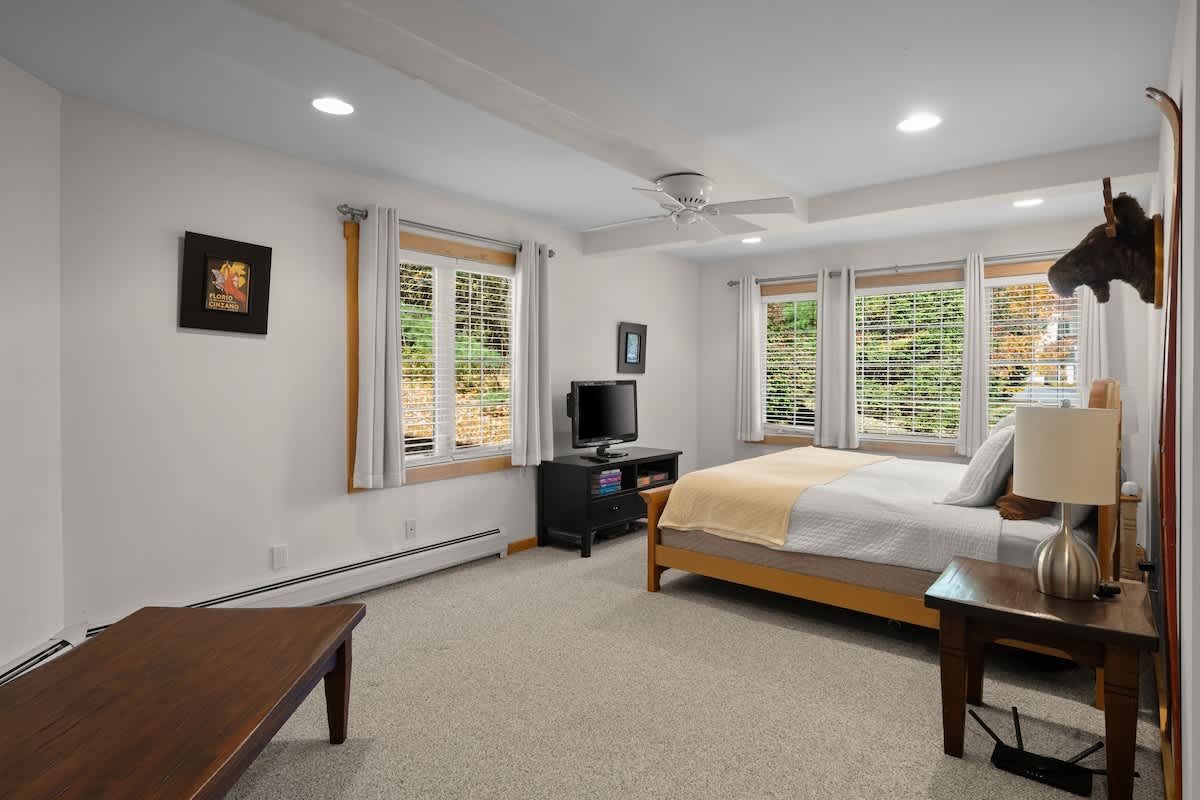 Kingswood Retreat Shuttle to Mt Snow w Fireplace | Photo 15