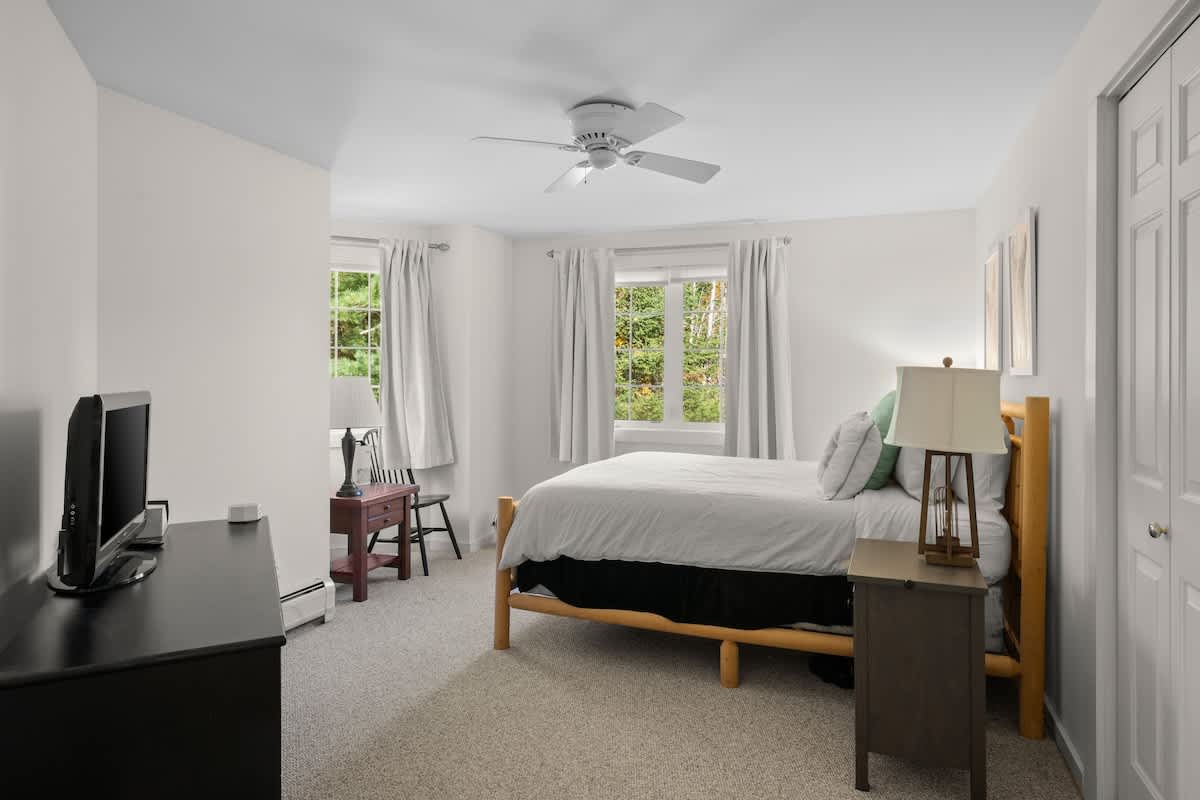 Kingswood Retreat Shuttle to Mt Snow w Fireplace | Photo 20