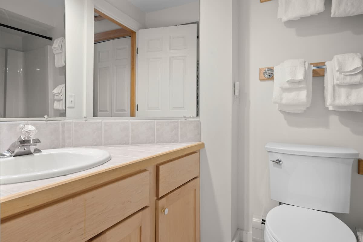 Kingswood Retreat Shuttle to Mt Snow w Fireplace | Photo 22