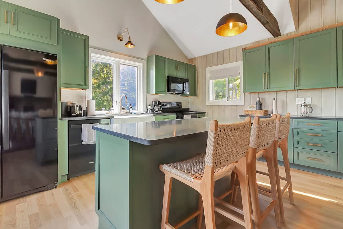 Sap House Hideaway Walk to Bromley Mt w Hot Tub | Photo 11