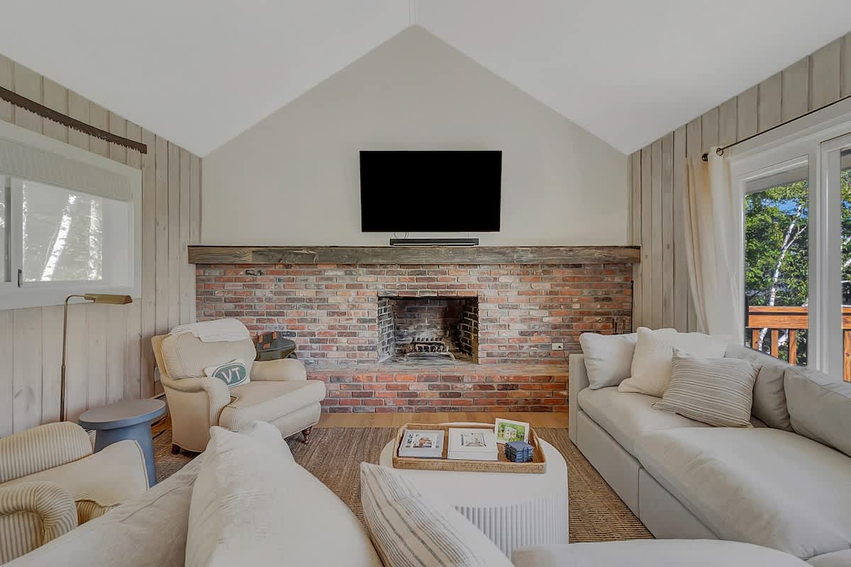 Sap House Hideaway Walk to Bromley Mt w Hot Tub | Photo 15