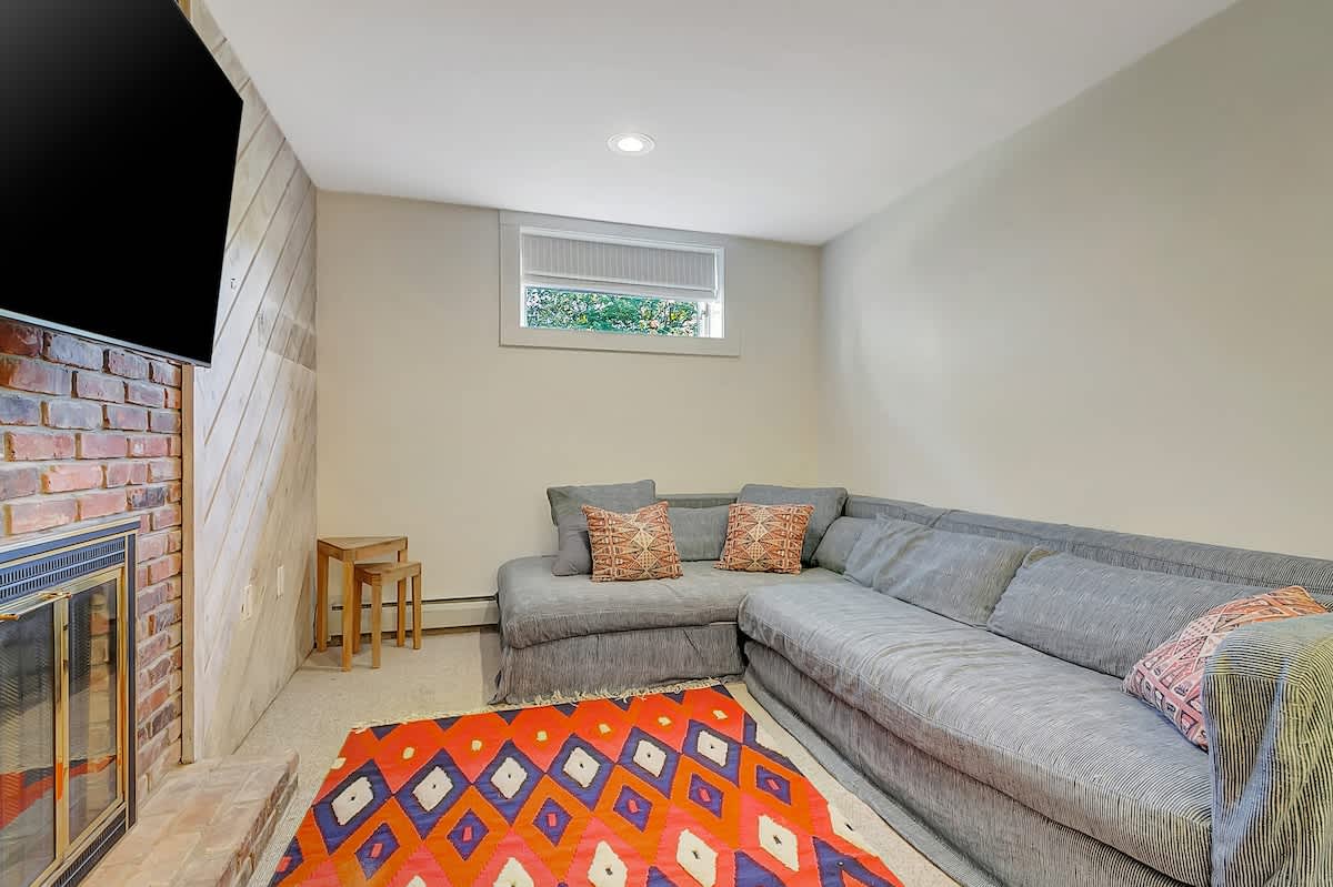 Sap House Hideaway Walk to Bromley Mt w Hot Tub | Photo 30