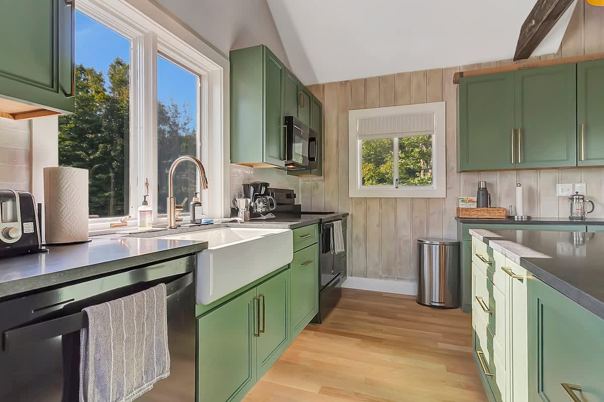 Sap House Hideaway Walk to Bromley Mt w Hot Tub | Photo 12