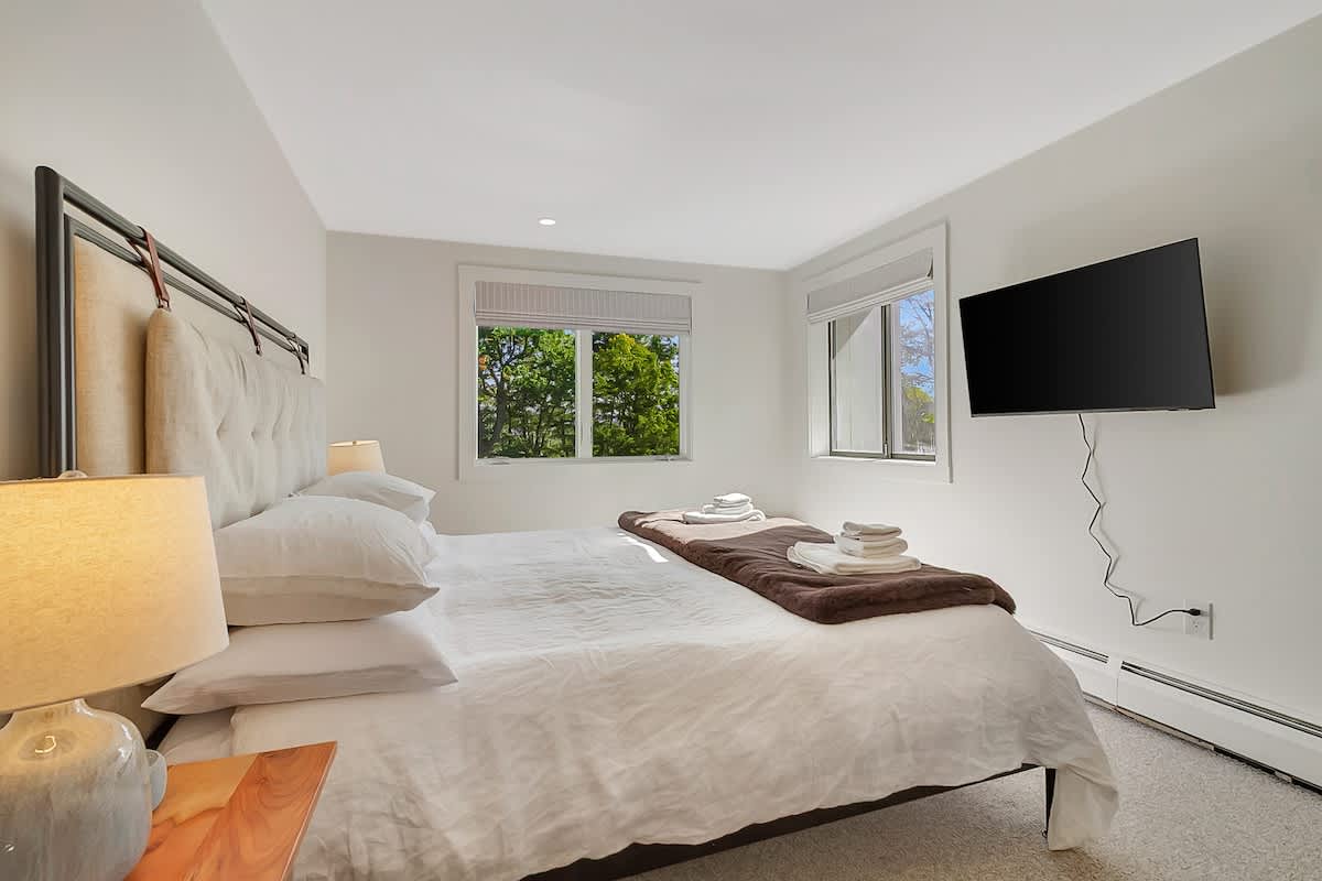 Sap House Hideaway Walk to Bromley Mt w Hot Tub | Photo 4