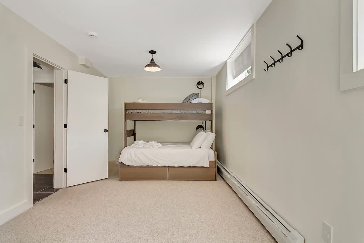 Sap House Hideaway Walk to Bromley Mt w Hot Tub | Photo 27