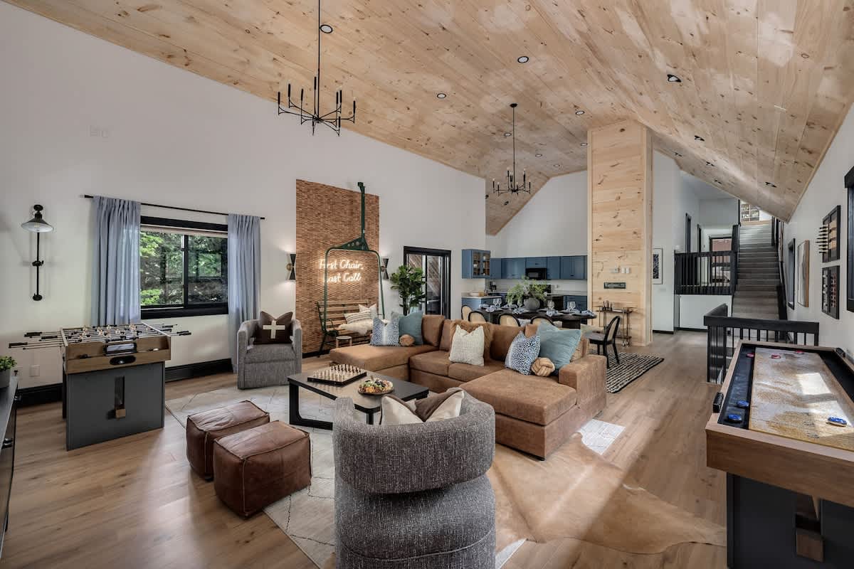 Cedar Hill Lodge 10 Min to Mt Snow w Hot Tub | Photo 3