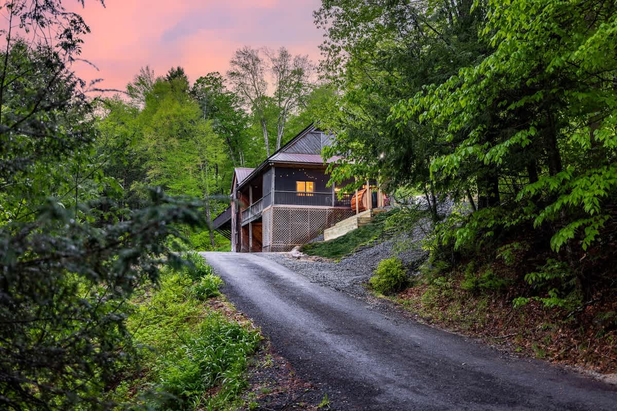 Cedar Hill Lodge 10 Min to Mt Snow w Hot Tub | Photo 6