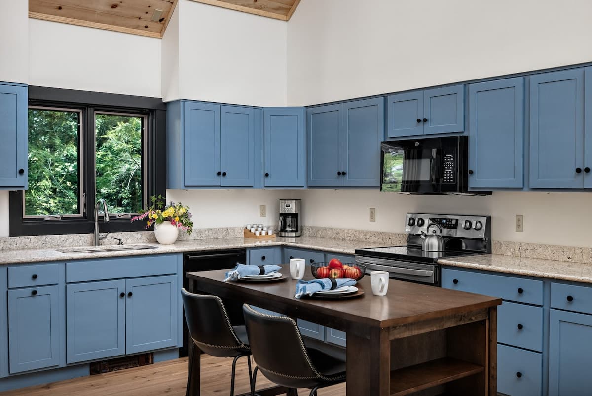 Cedar Hill Lodge 10 Min to Mt Snow w Hot Tub | Photo 17