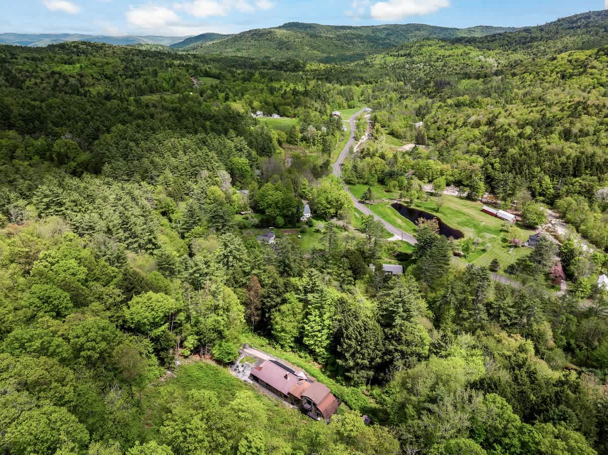 Cedar Hill Lodge 10 Min to Mt Snow w Hot Tub | Photo 10