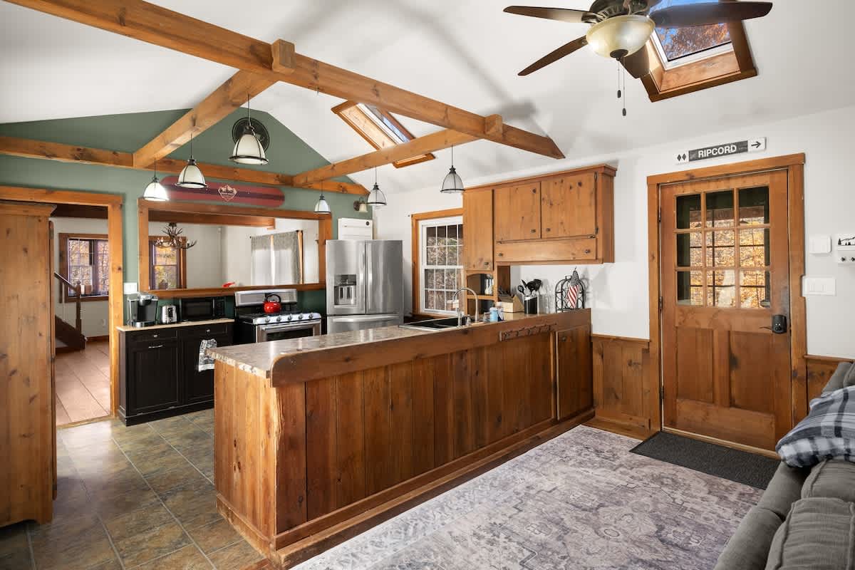 Snow Haus Hot Tub Bar 10 Min to Mount Snow | Photo 12