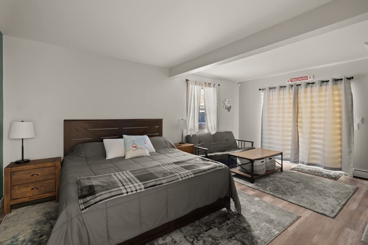 Snow Haus Hot Tub Bar 10 Min to Mount Snow | Photo 16