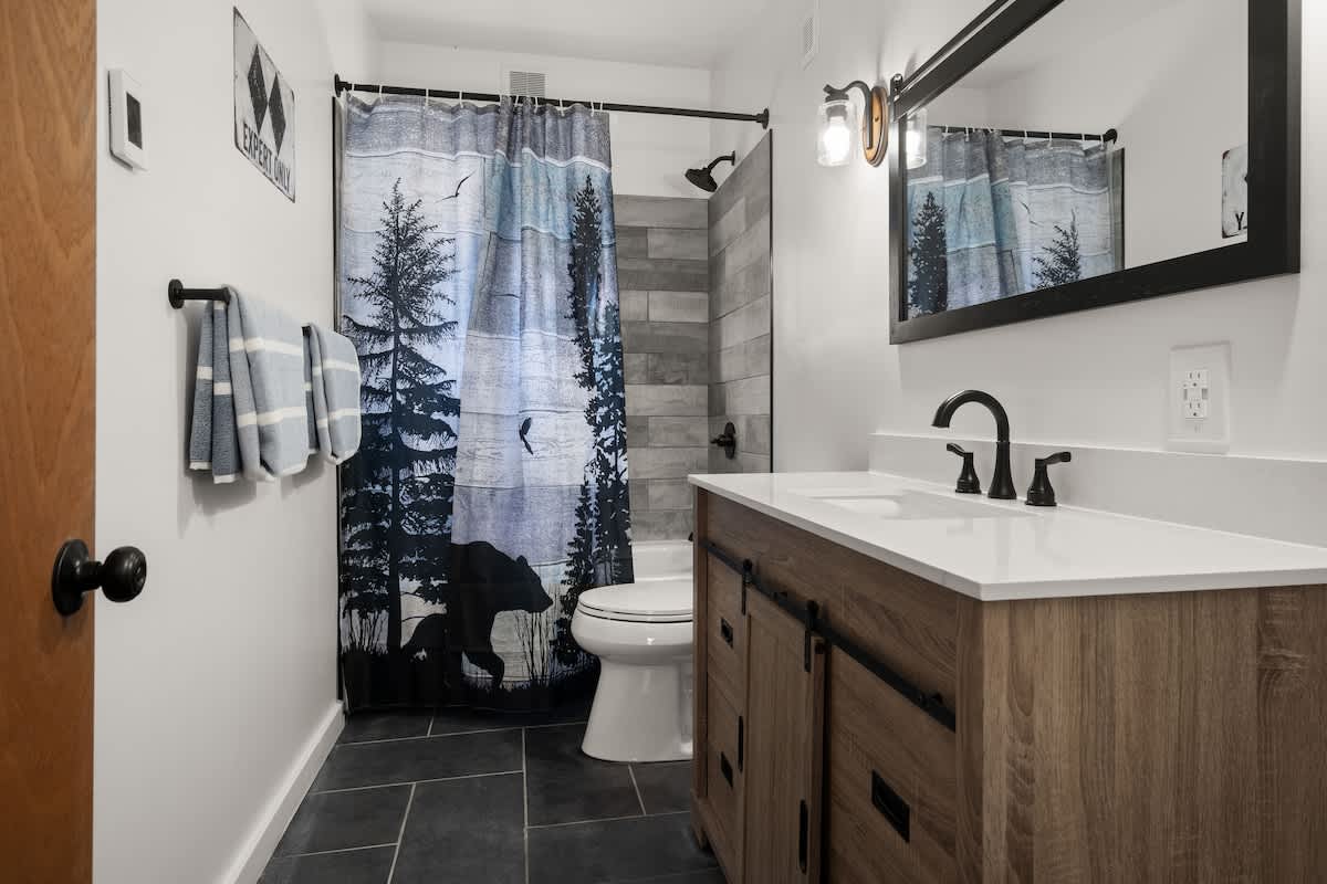 Snow Haus Hot Tub Bar 10 Min to Mount Snow | Photo 19