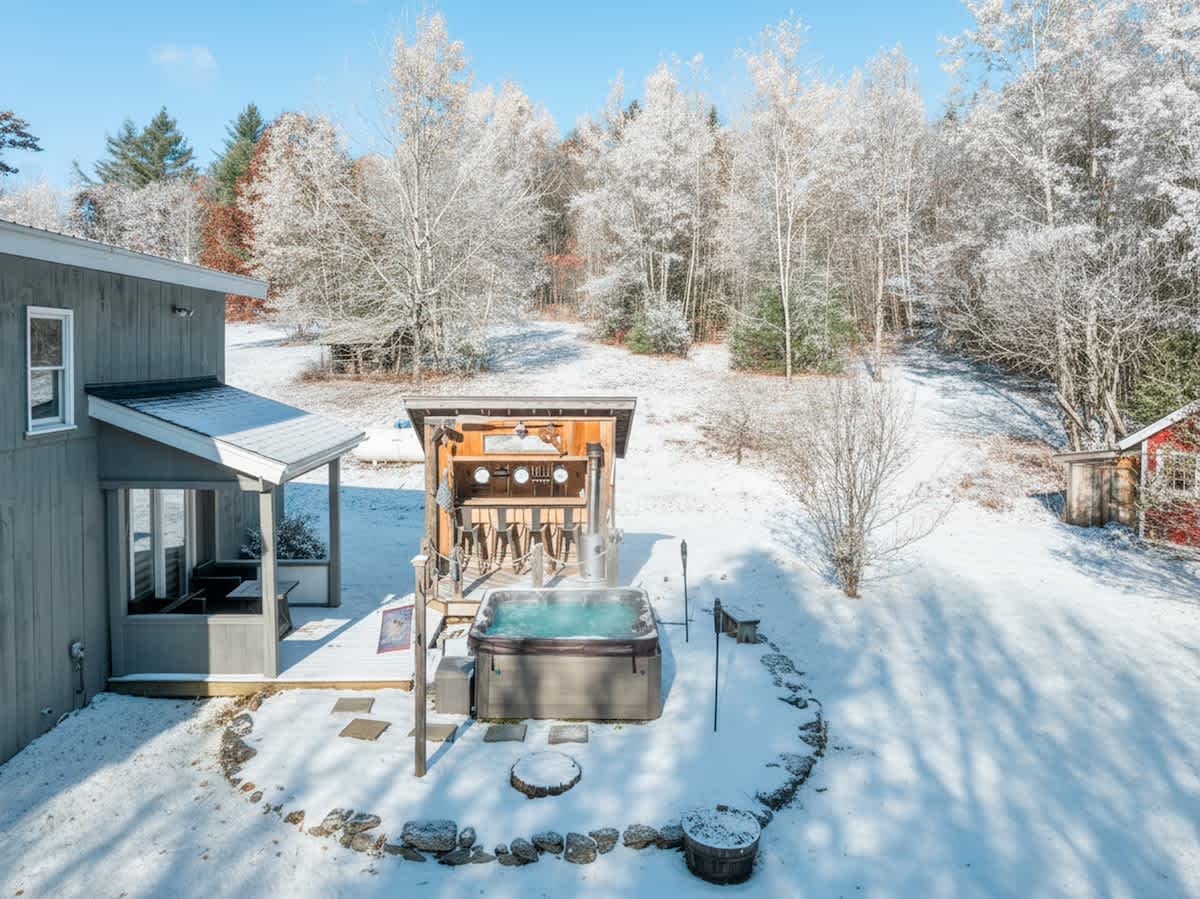 Snow Haus Hot Tub Bar 10 Min to Mount Snow | Photo 2