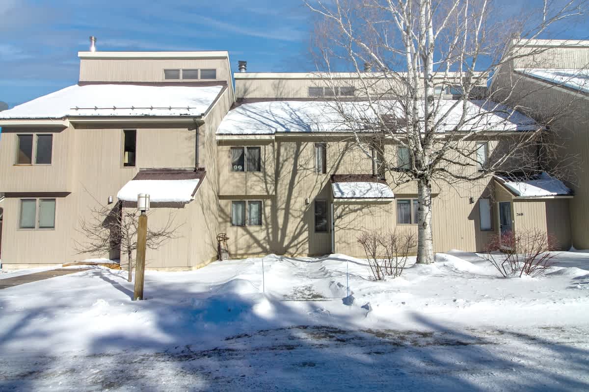 Crosstown Retreat 2 Miles to Mt Snow w Fireplace | Photo 6