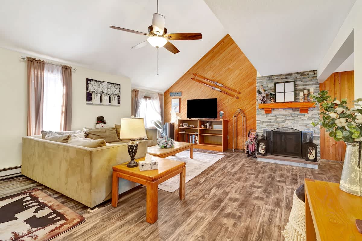 Crosstown Retreat 2 Miles to Mt Snow w Fireplace | Photo 7