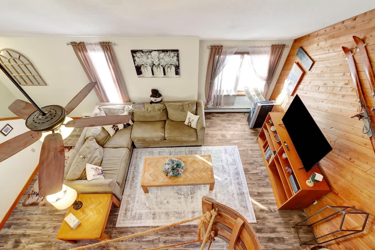 Crosstown Retreat 2 Miles to Mt Snow w Fireplace | Photo 9