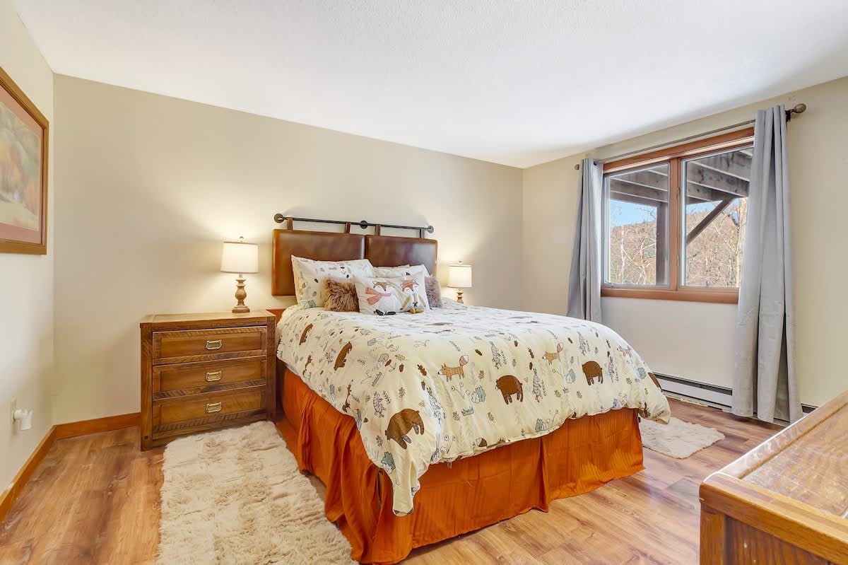 Crosstown Retreat 2 Miles to Mt Snow w Fireplace | Photo 29