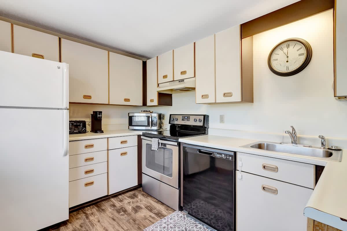 Crosstown Retreat 2 Miles to Mt Snow w Fireplace | Photo 16