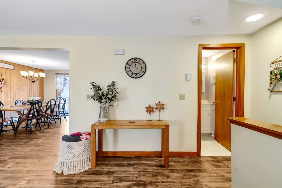 Crosstown Retreat 2 Miles to Mt Snow w Fireplace | Photo 13