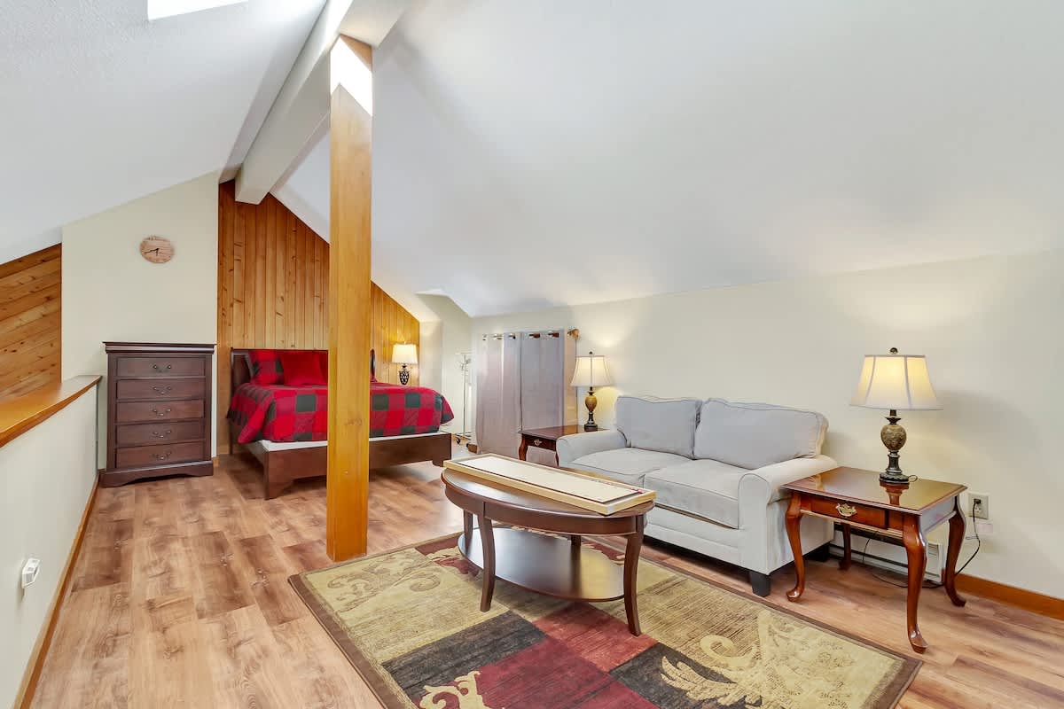 Crosstown Retreat 2 Miles to Mt Snow w Fireplace | Photo 19