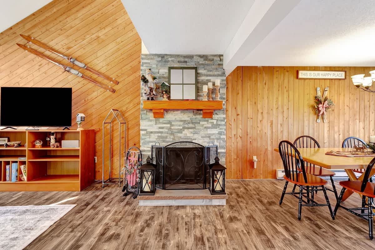 Crosstown Retreat 2 Miles to Mt Snow w Fireplace | Photo 4