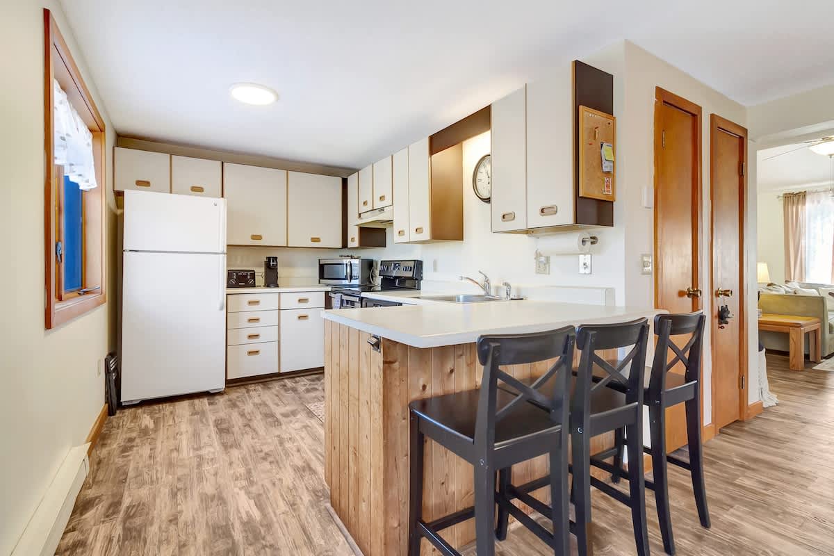 Crosstown Retreat 2 Miles to Mt Snow w Fireplace | Photo 15