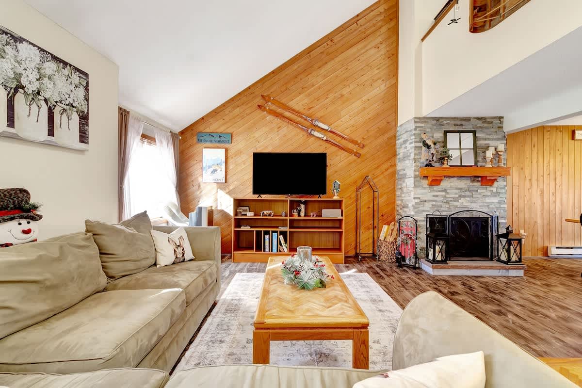 Crosstown Retreat 2 Miles to Mt Snow w Fireplace | Photo 8