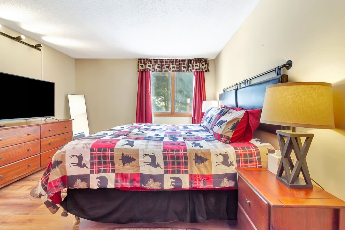 Crosstown Retreat 2 Miles to Mt Snow w Fireplace | Photo 24