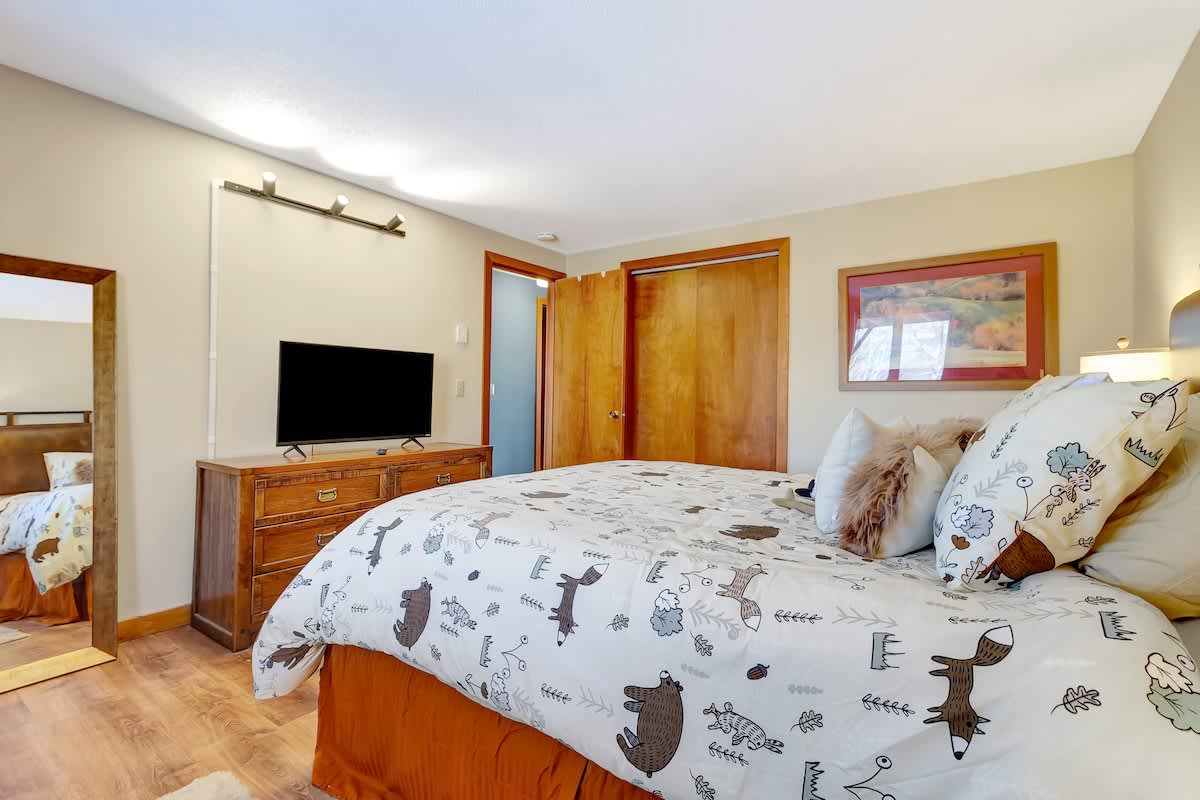 Crosstown Retreat 2 Miles to Mt Snow w Fireplace | Photo 30