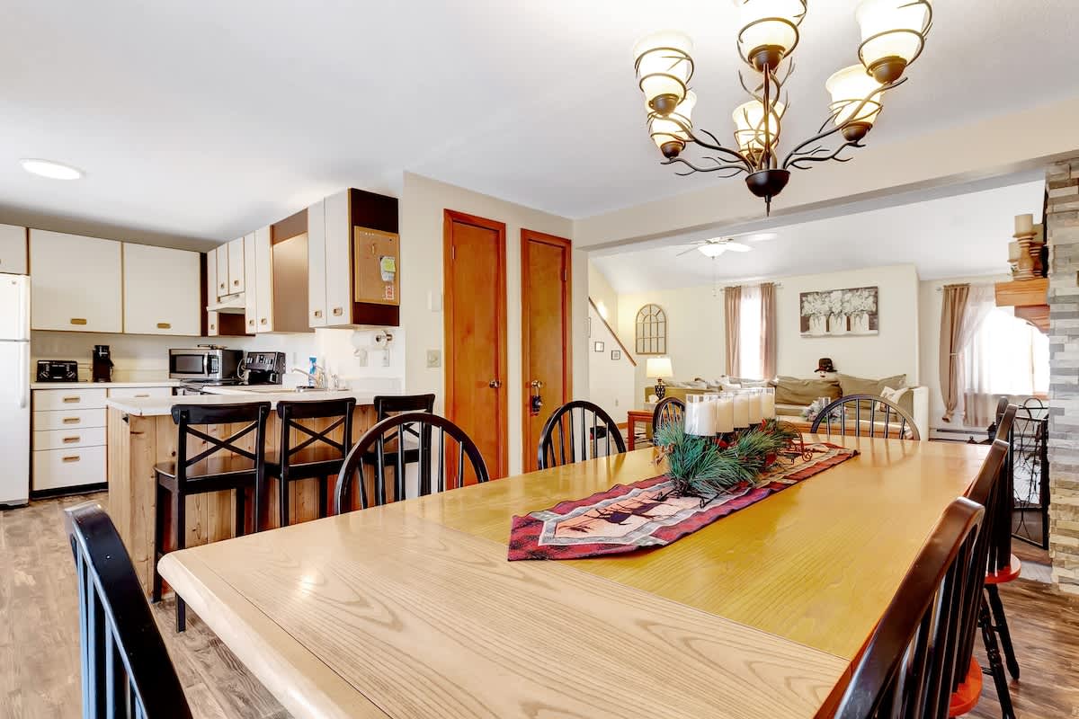 Crosstown Retreat 2 Miles to Mt Snow w Fireplace | Photo 14