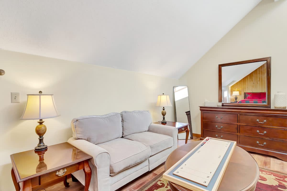 Crosstown Retreat 2 Miles to Mt Snow w Fireplace | Photo 20