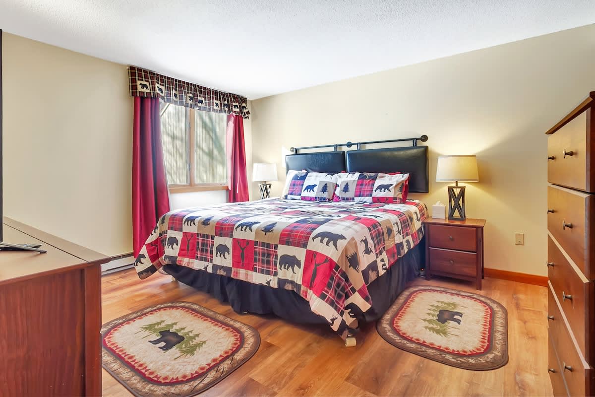 Crosstown Retreat 2 Miles to Mt Snow w Fireplace | Photo 23