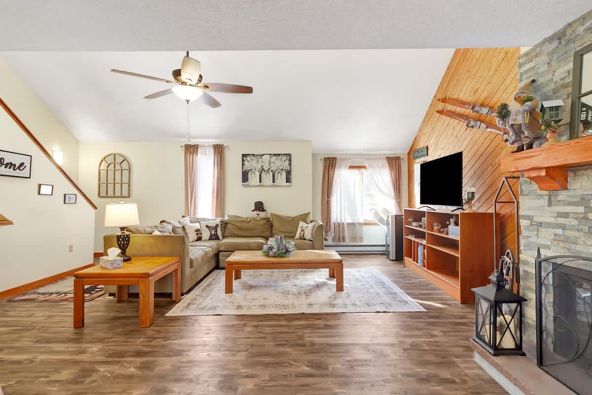 Crosstown Retreat 2 Miles to Mt Snow w Fireplace | Photo 12